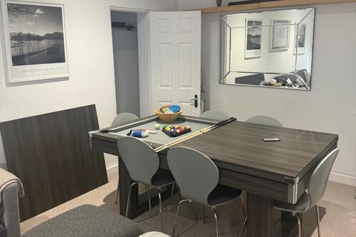 3 bed Home - Sleeps 9, Pool Table & Central Links