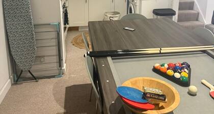 3 bed Home - Sleeps 9, Pool Table & Central Links