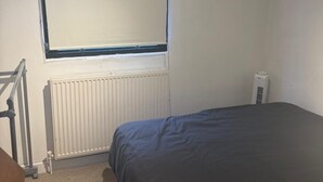 Unclassified image, 4 of 11, button - 3 bed Home - Sleeps 9, Pool Table & Central Links (London)