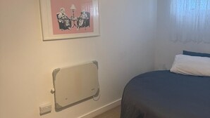 Unclassified image, 5 of 11, button - 3 bed Home - Sleeps 9, Pool Table & Central Links (London)