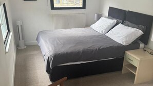Unclassified image, 2 of 11, button - 3 bed Home - Sleeps 9, Pool Table & Central Links (London)