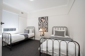 3 habitaciones, tabla de planchar con plancha, internet y ropa de cama