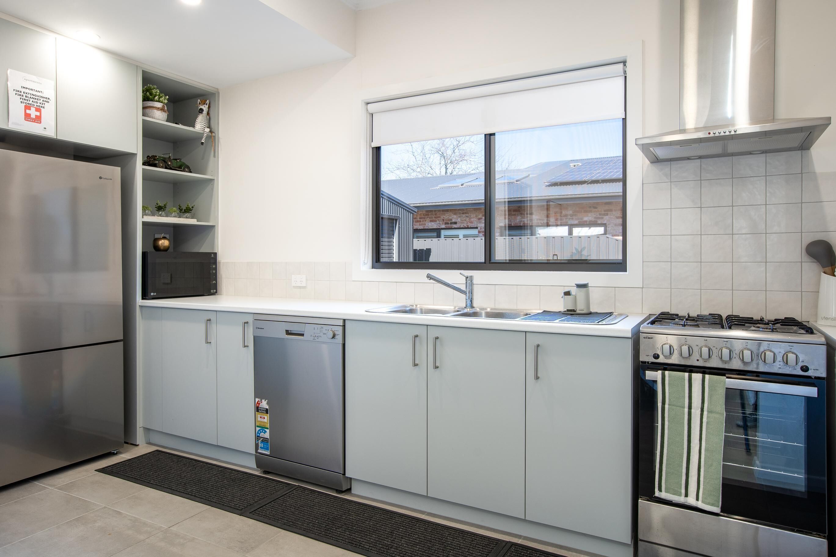 Een magnetron, een oven, een kookplaat, een vaatwasser