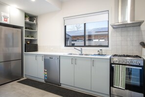 Microondas, horno, placa de cocina y lavavajillas