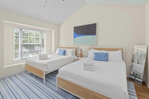 2 bedrooms, iron/ironing board, travel crib, WiFi - Queen Kelsey - mins from Credit One - pet friendly (Charleston)