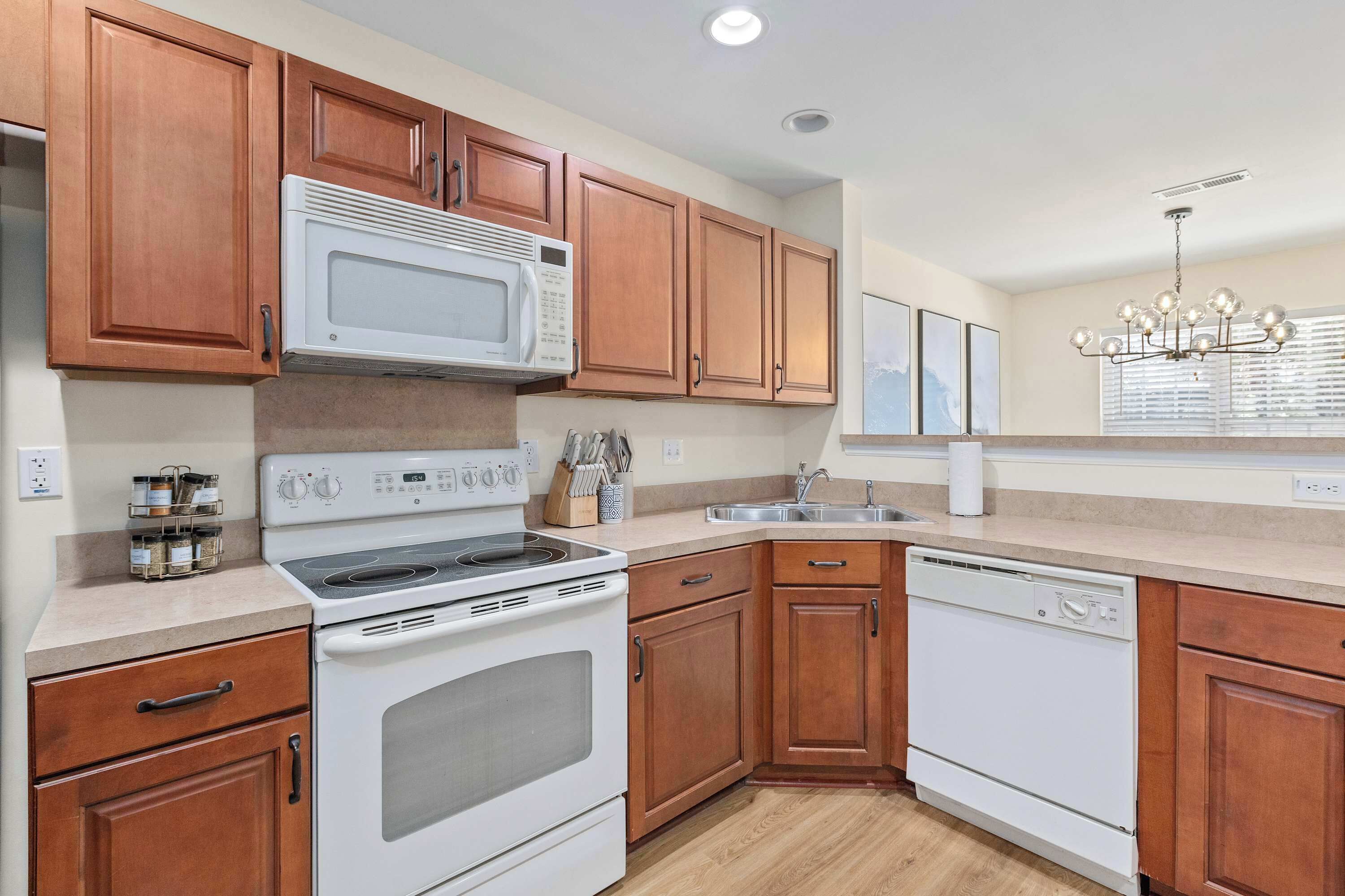 冰箱、微波炉、烤箱、炉灶