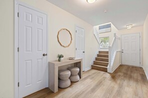 Interior - Queen Kelsey - mins from Credit One - pet friendly (Charleston)