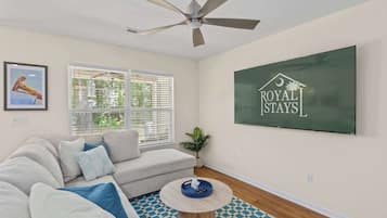 Una televisión, una oficina