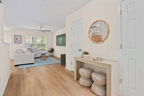 TV, offices - Queen Kelsey - mins from Credit One - pet friendly (Charleston)