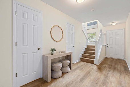 Interior. Queen Kelsey-Mins From Credit One-Pet Friendly