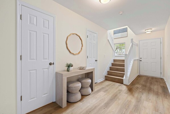 Interior - Queen Kelsey - mins from Credit One - pet friendly (Charleston)