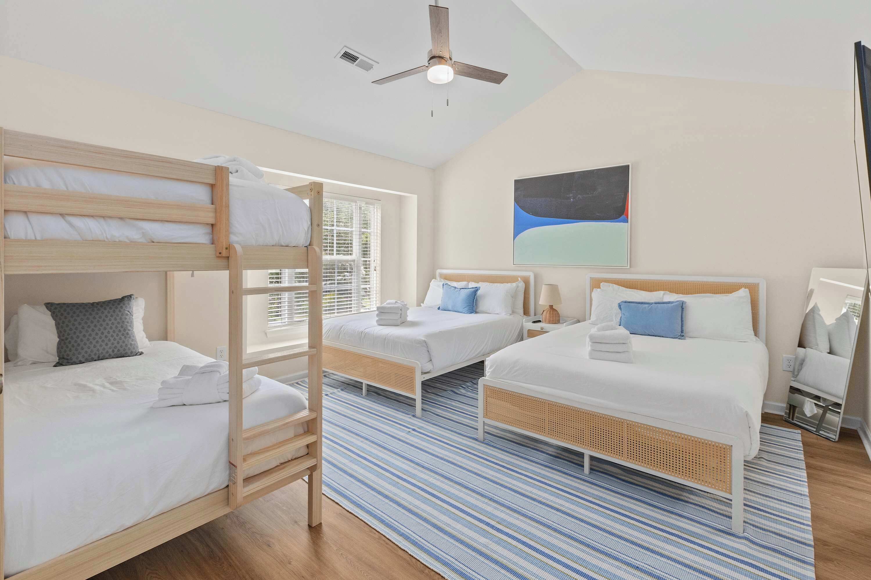 2 dormitoris, planxa i posts de planxar, un bressol de viatge i wifi 