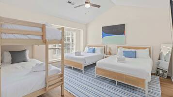 2 dormitoris, planxa i posts de planxar, un bressol de viatge i wifi