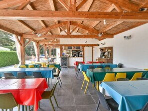 Outdoor dining - Mobile home for 5, modern with terrace (Notre-Dame-de-Monts)