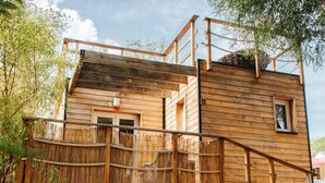 A wooden cabin with a balcony and a small window, surrounded by trees. - Chalet with Jacuzzi and Terrace in Bormes-les-Mimosas (Bormes-les-Mimosas)
