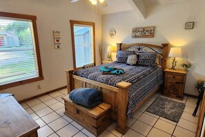 3 bedrooms, iron/ironing board, WiFi, bed sheets - On the river Frio Family Getaway (Real County)