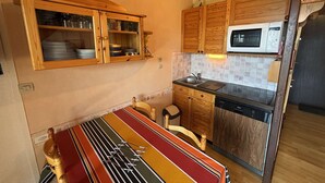 Cafetera y tetera, refrigerador, microondas y parrilla de estufa 