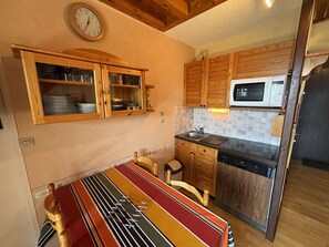 Kylskåp, mikrovågsugn, spishäll och diskmaskin