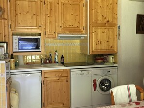 Réfrigérateur, four à micro-ondes, lave-vaisselle