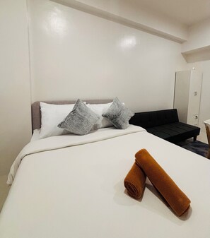 1 soverom, strykejern/-brett, internettilgang og sengetøy