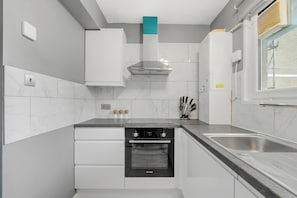 Refrigerador, microondas, horno, placa de cocina
