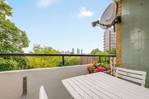 Outdoor dining - Modern 2-Bed Flat with Balcony in Central London (London)