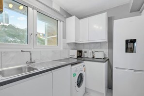 Fridge, microwave, oven, stovetop - Modern 2-Bed Flat with Balcony in Central London (London)
