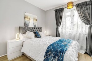 2 bedrooms, iron/ironing board, internet, wheelchair access - Modern 2-Bed Flat with Balcony in Central London (London)