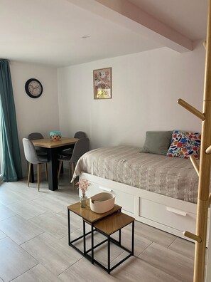 1 غرفة نوم وسرير سفر وواي فاي مجانًا وملاءات أسرّة