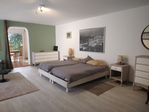 1 habitación, tabla de planchar con plancha, wifi y ropa de cama