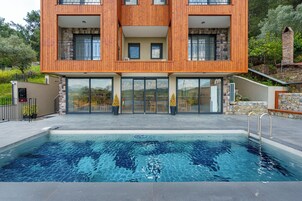 Una piscina al aire libre de temporada