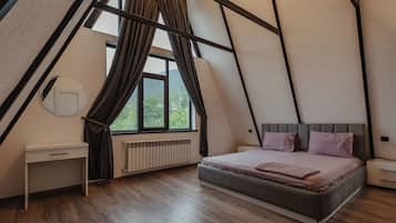 3 bedrooms, iron/ironing board, internet, bed sheets
