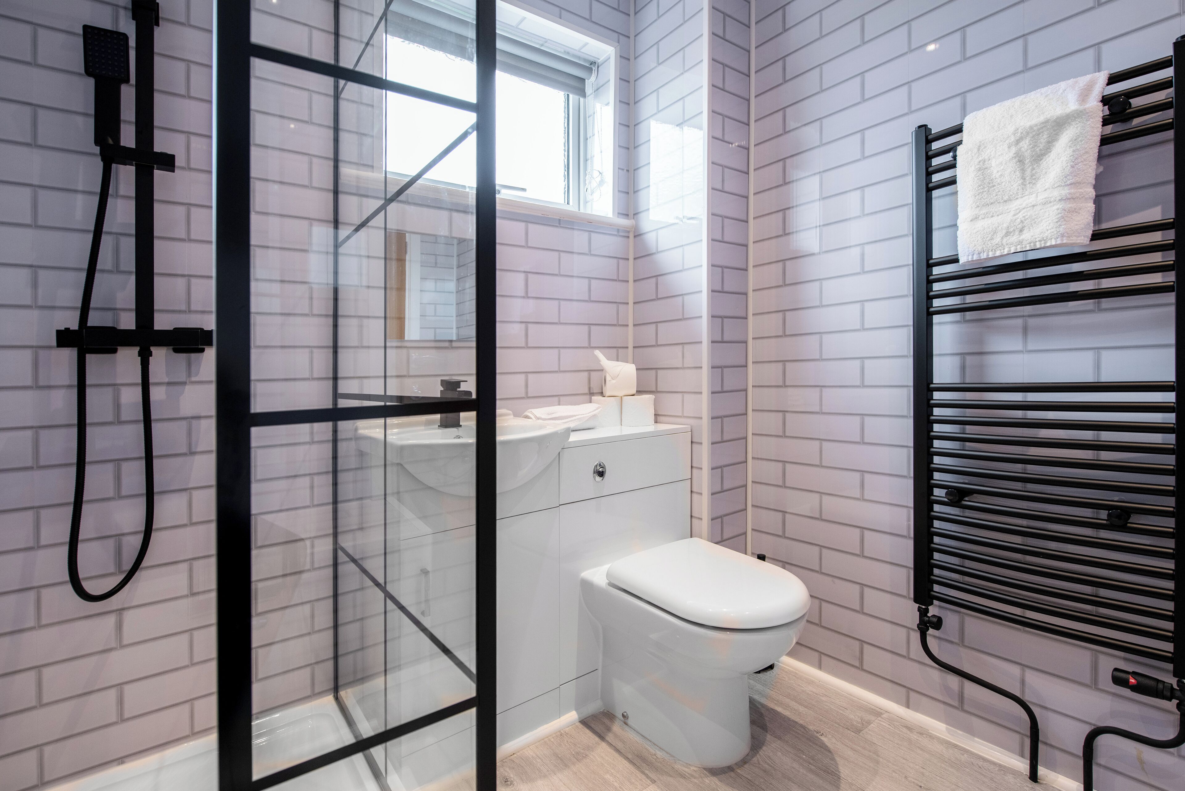 Ferienhaus | Badezimmer | Dusche, kostenlose Toilettenartikel, Seife, Shampoo