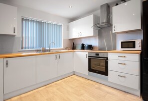 Rumah | Dapur pribadi | Lemari es besar, microwave, oven, dan kompor