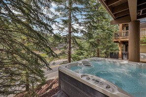 Outdoor spa tub - Luxury Townhome – Minutes to Deer Valley & Main Street (Park City)