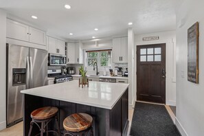 Fridge, microwave, oven, stovetop - Luxury Townhome – Minutes to Deer Valley & Main Street (Park City)