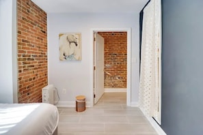 1 habitación, tabla de planchar con plancha, wifi gratis y ropa de cama