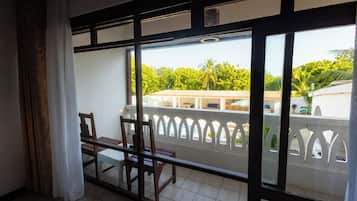 Phòng đôi Tiêu chuẩn, ban công, quang cảnh hồ bơi | Phòng tắm | Buồng tắm vòi sen, đồ dùng nhà tắm miễn phí, máy sấy tóc