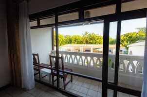 ห้องสแตนดาร์ดดับเบิล, ระเบียง, วิวสระว่ายน้ำ | ห้องน้ำ | ฝักบัว, ของใช้ในห้องน้ำฟรี, ไดร์เป่าผม (มีให้บริการตามคำขอ)