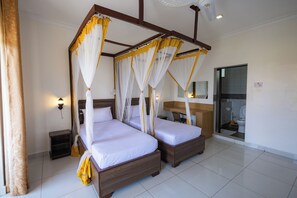 Deluxe-Doppel- oder -Zweibettzimmer, Balkon, Poolblick | Zimmersafe, Schreibtisch, laptopgeeigneter Arbeitsplatz