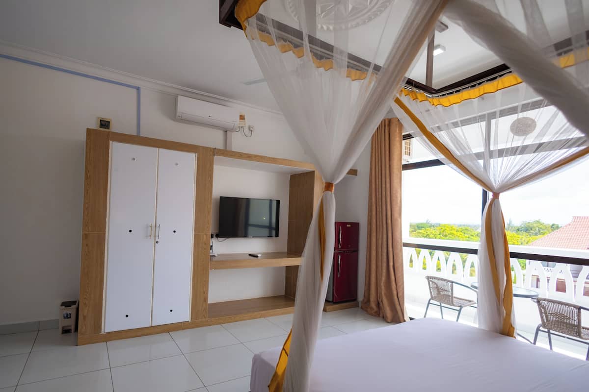 Phòng đôi hoặc 2 giường đơn Deluxe, ban công, quang cảnh hồ bơi | Két bảo mật tại phòng, bàn, khu vực làm việc phù hợp cho laptop