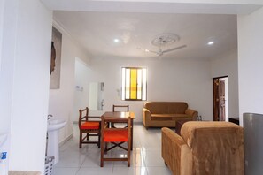 Departamento empresarial, balcón, vista parcial al océano | Área de sala de estar