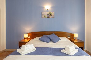 1 bedroom, bed sheets