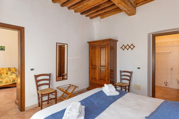 1 bedroom, bed sheets