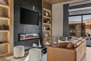 Una televisión, una chimenea, un reproductor estéreo, una oficina