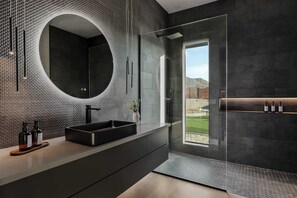 Douche, sèche-cheveux, serviettes fournies, shampoing