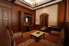 Luxury Suite, Lake View | Living area