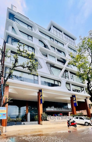 Exterior. Royal Bishnu