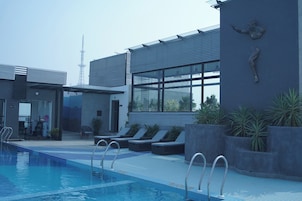 Una piscina cubierta
