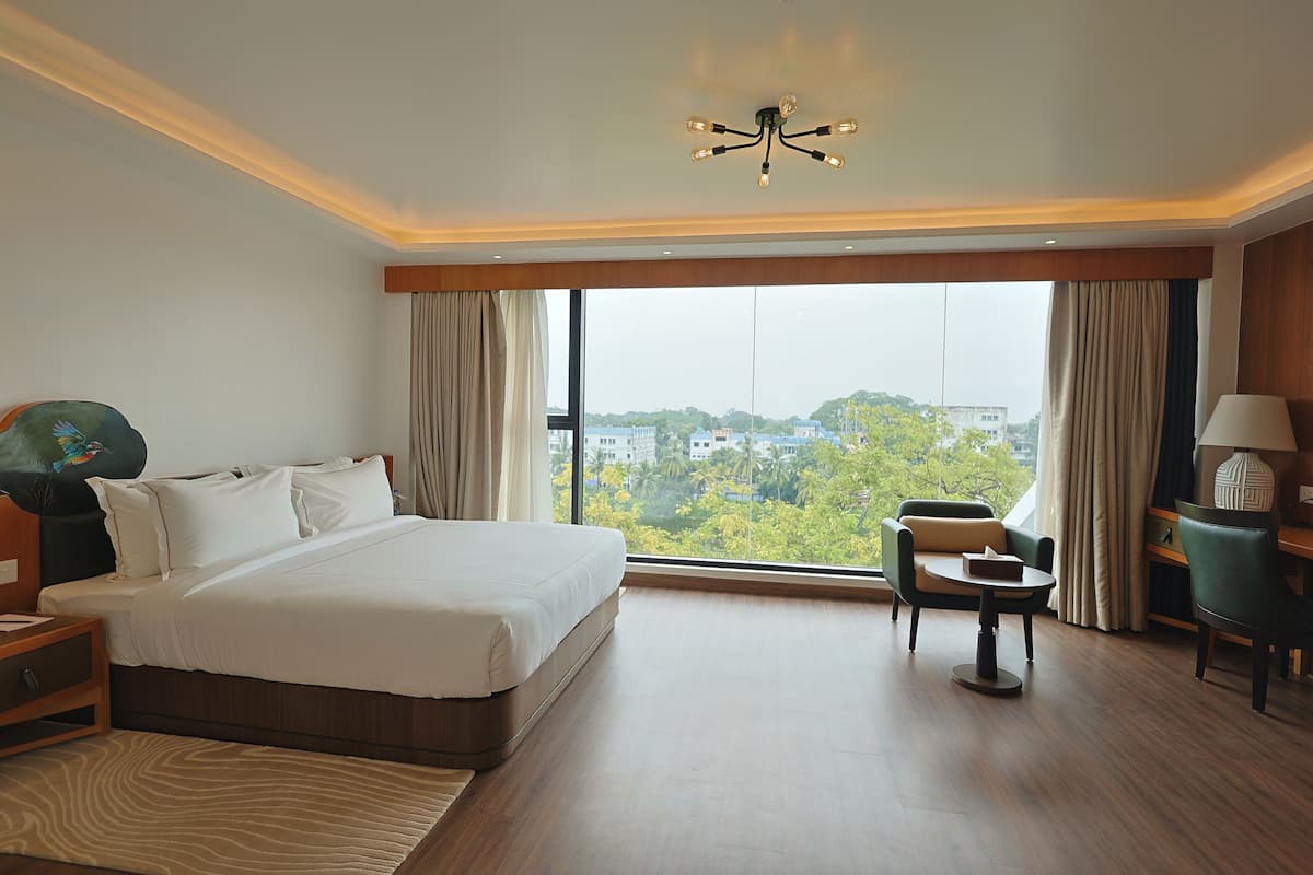Deluxe Room, Lake View | In-room safe, desk, laptop workspace, soundproofing